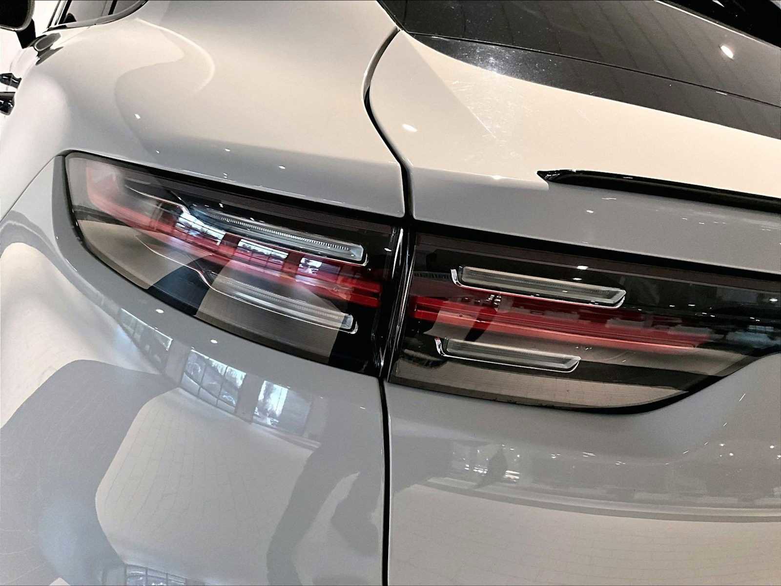 Used 2022 Porsche Cayenne S image 34