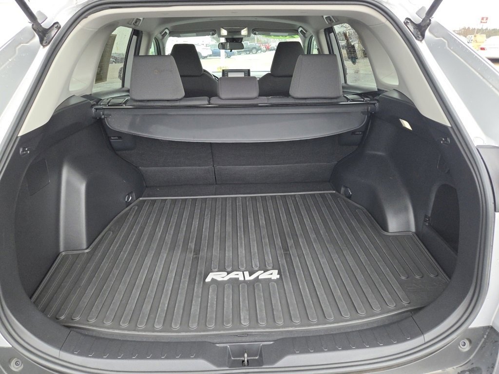Used 2022 Toyota RAV4 XLE image 23