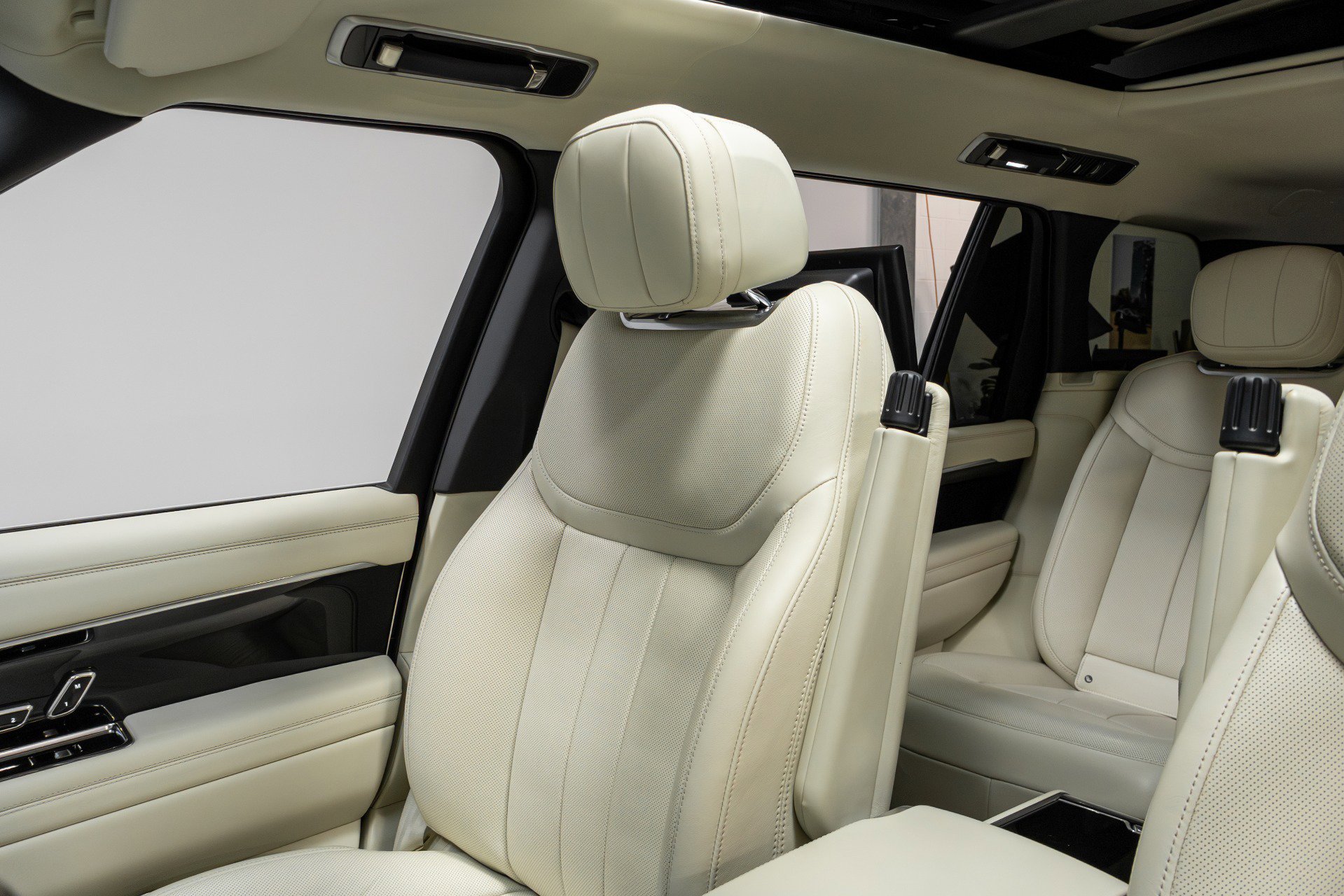 Used 2023 Land Rover Range Rover Long Wheelbase Autobiography image 11