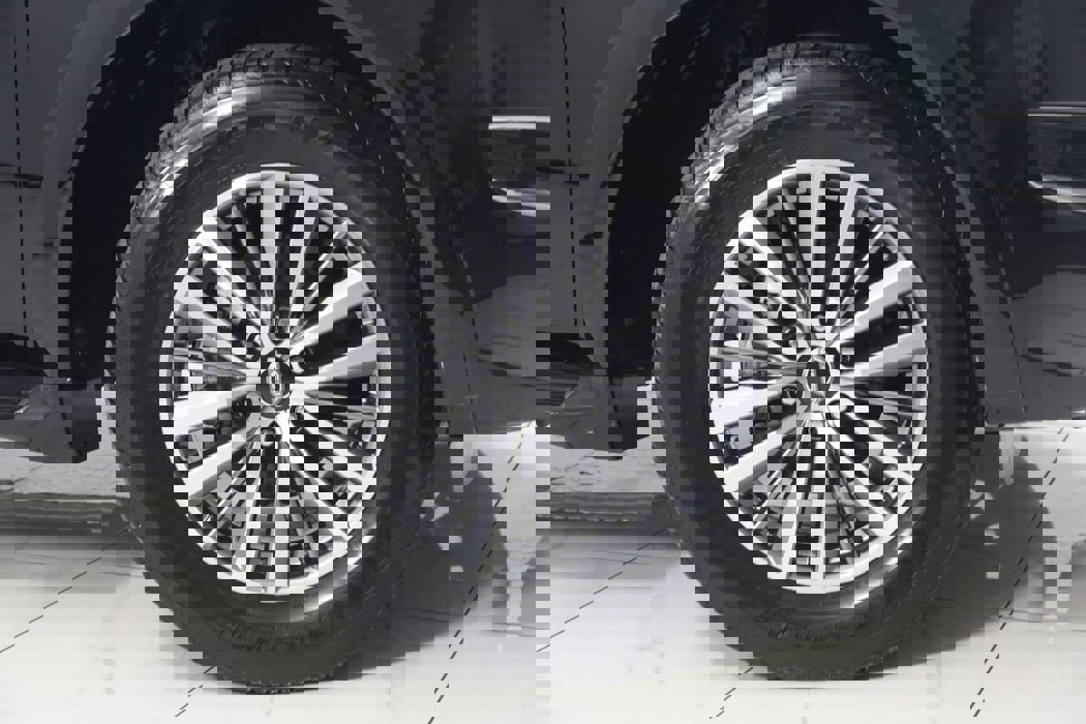 Used 2024 Nissan Armada SL w/ Captain's Chairs Package image 16