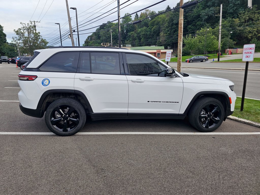 Used 2023 Jeep Grand Cherokee Altitude AWD/4WD image 2