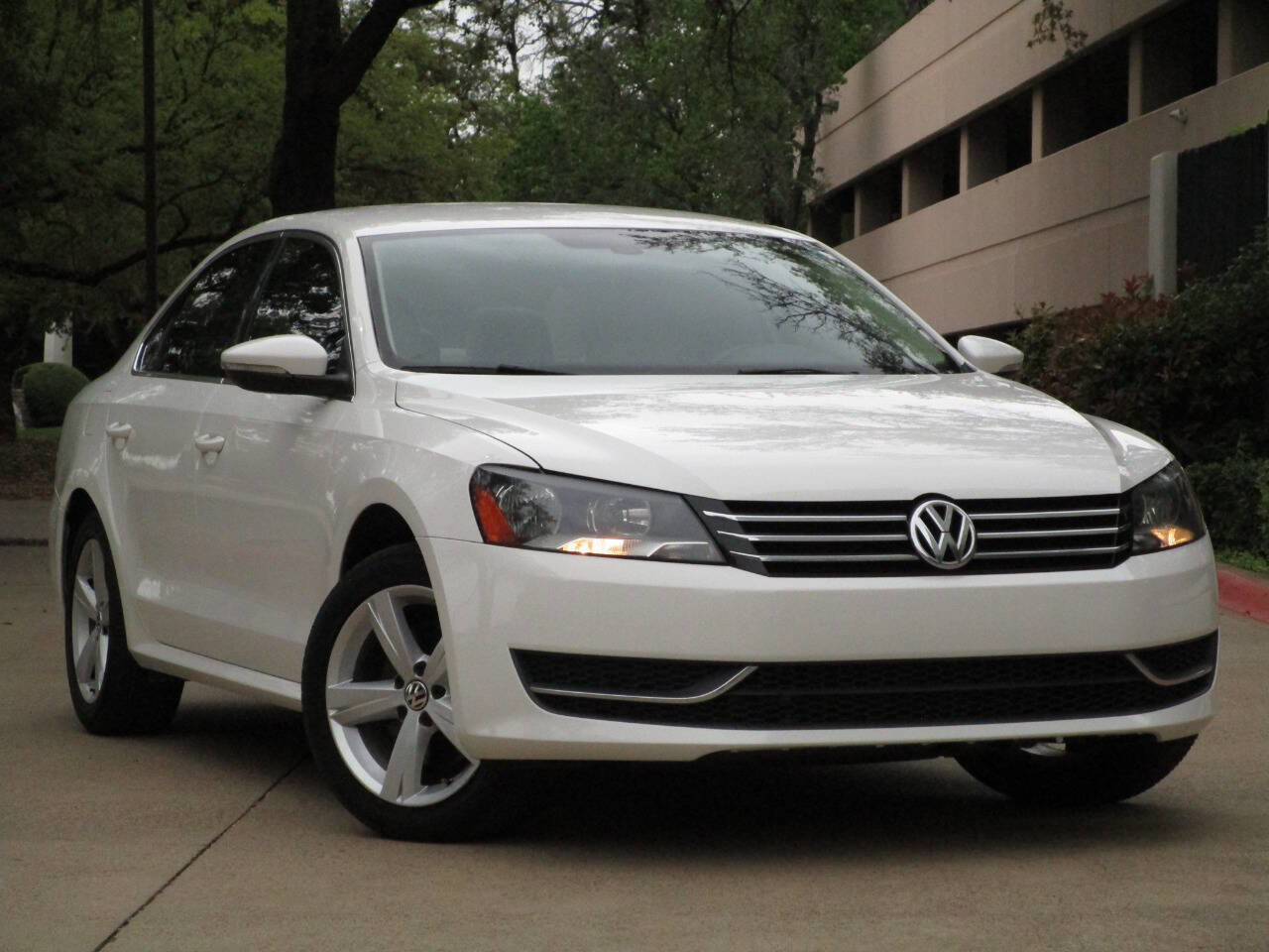 Used 2012 Volkswagen Passat 2.5 SE FWD image 1
