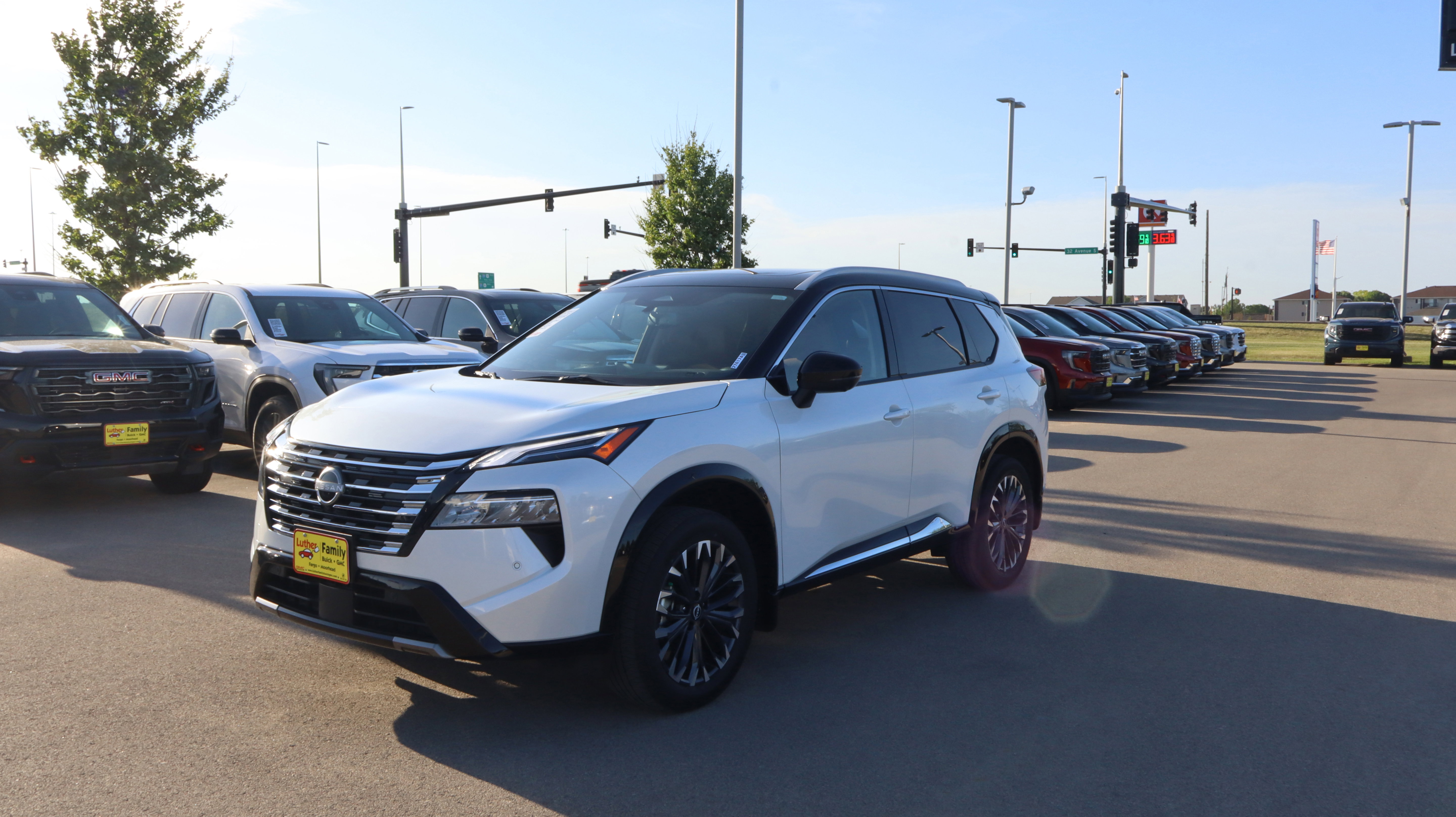 Used 2024 Nissan Rogue Platinum w/ Platinum Premium Package AWD/4WD image 3