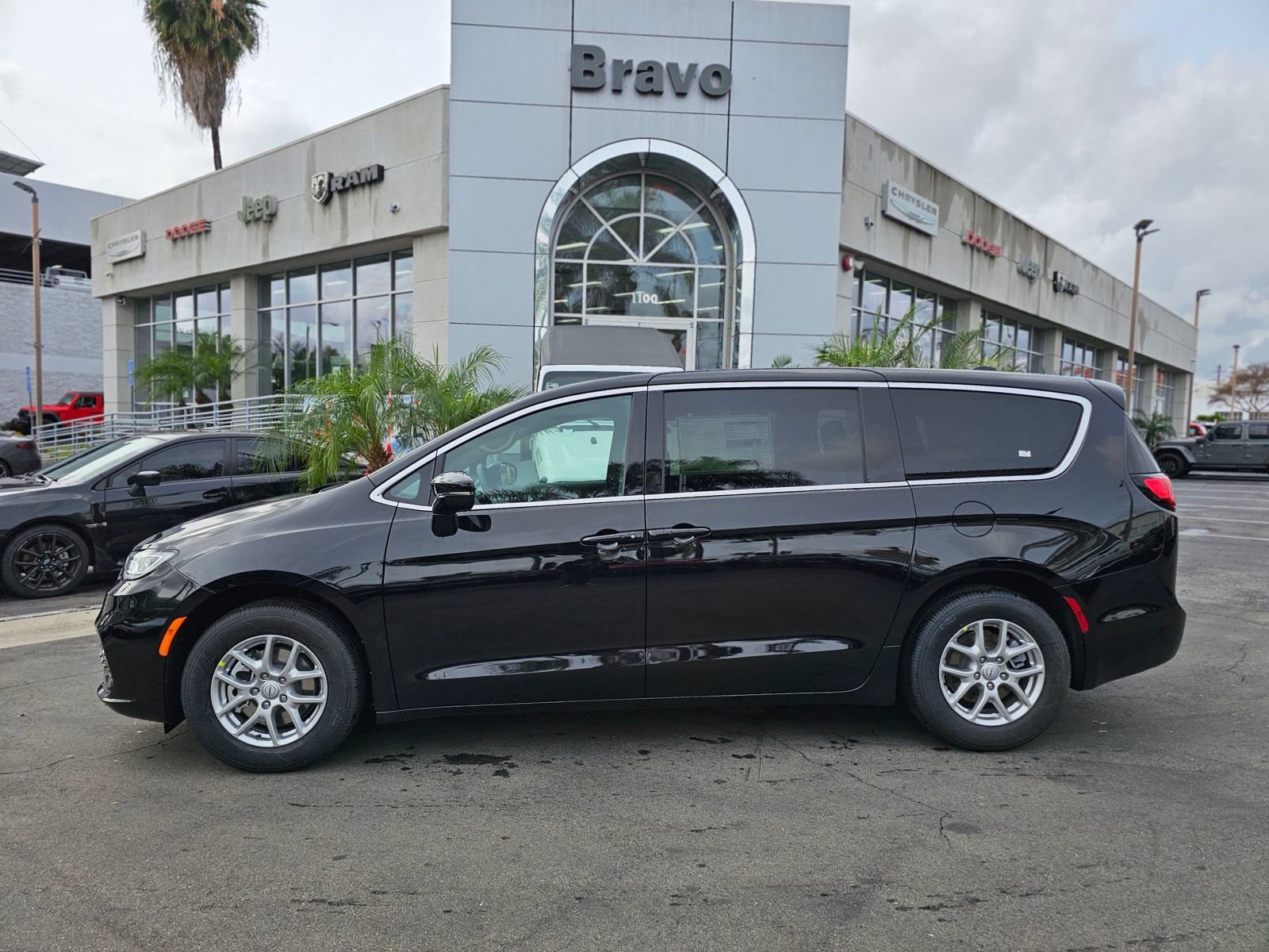 New 2026 Chrysler Pacifica Select image 4