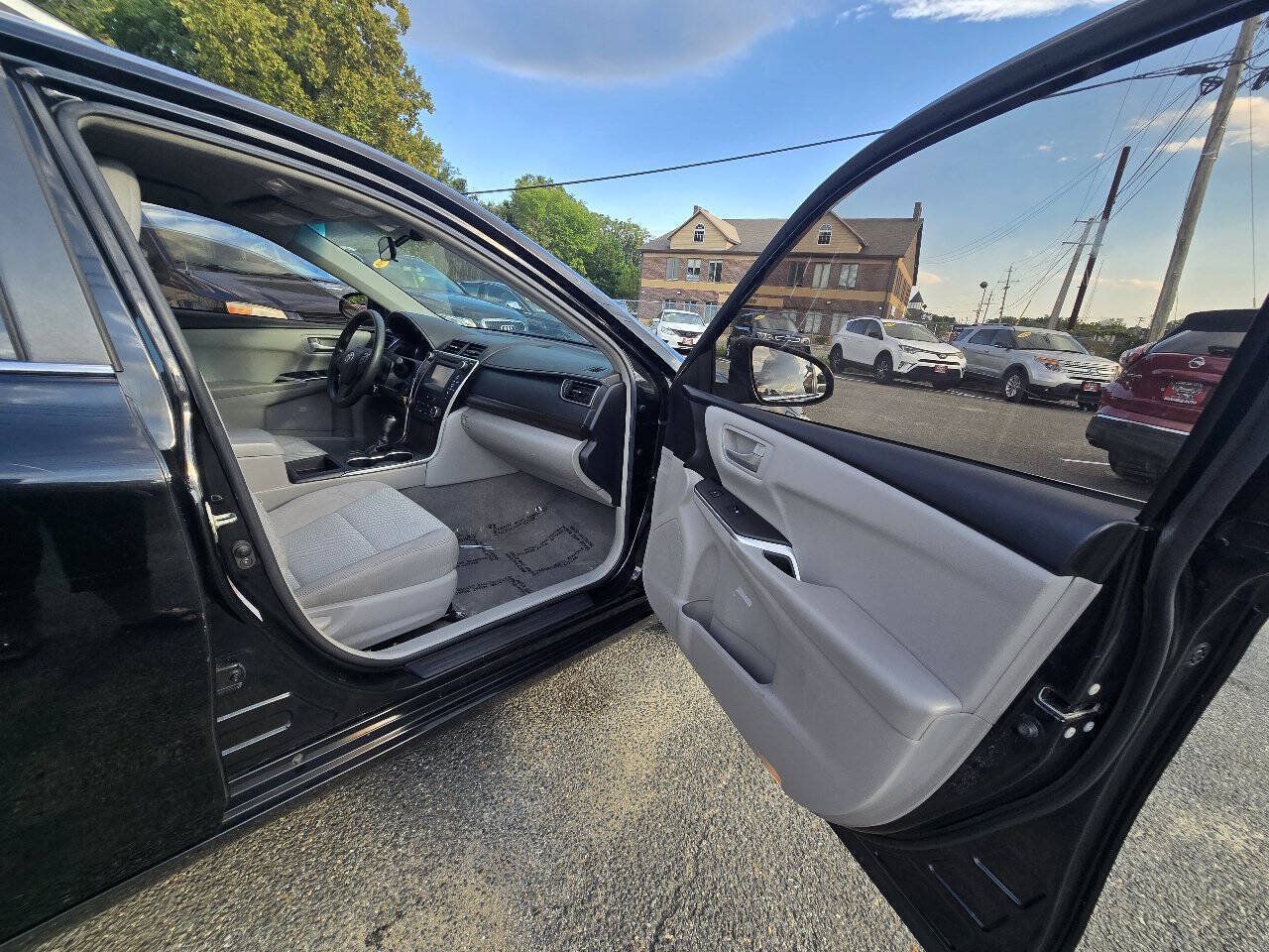 Used 2017 Toyota Camry LE FWD image 38