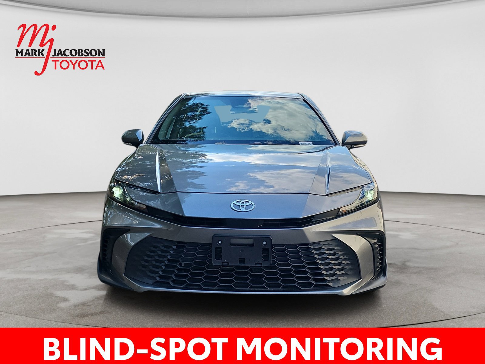 Used 2025 Toyota Camry SE FWD image 3
