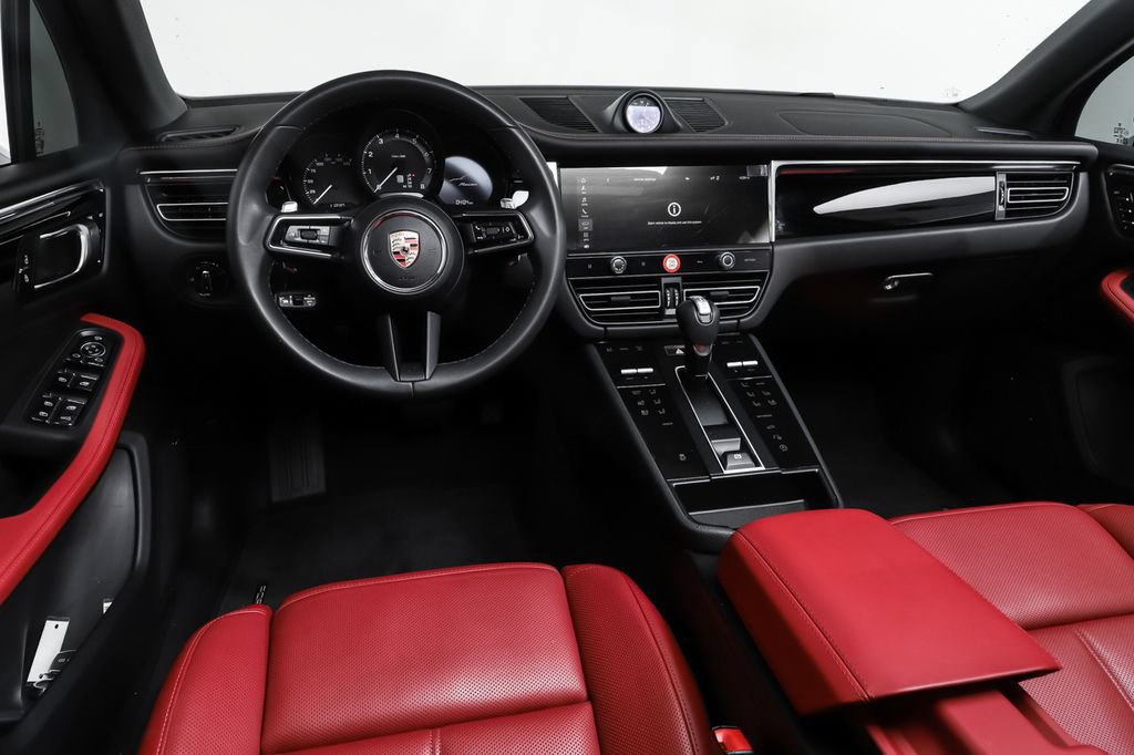 Used 2025 Porsche Macan AWD/4WD image 6