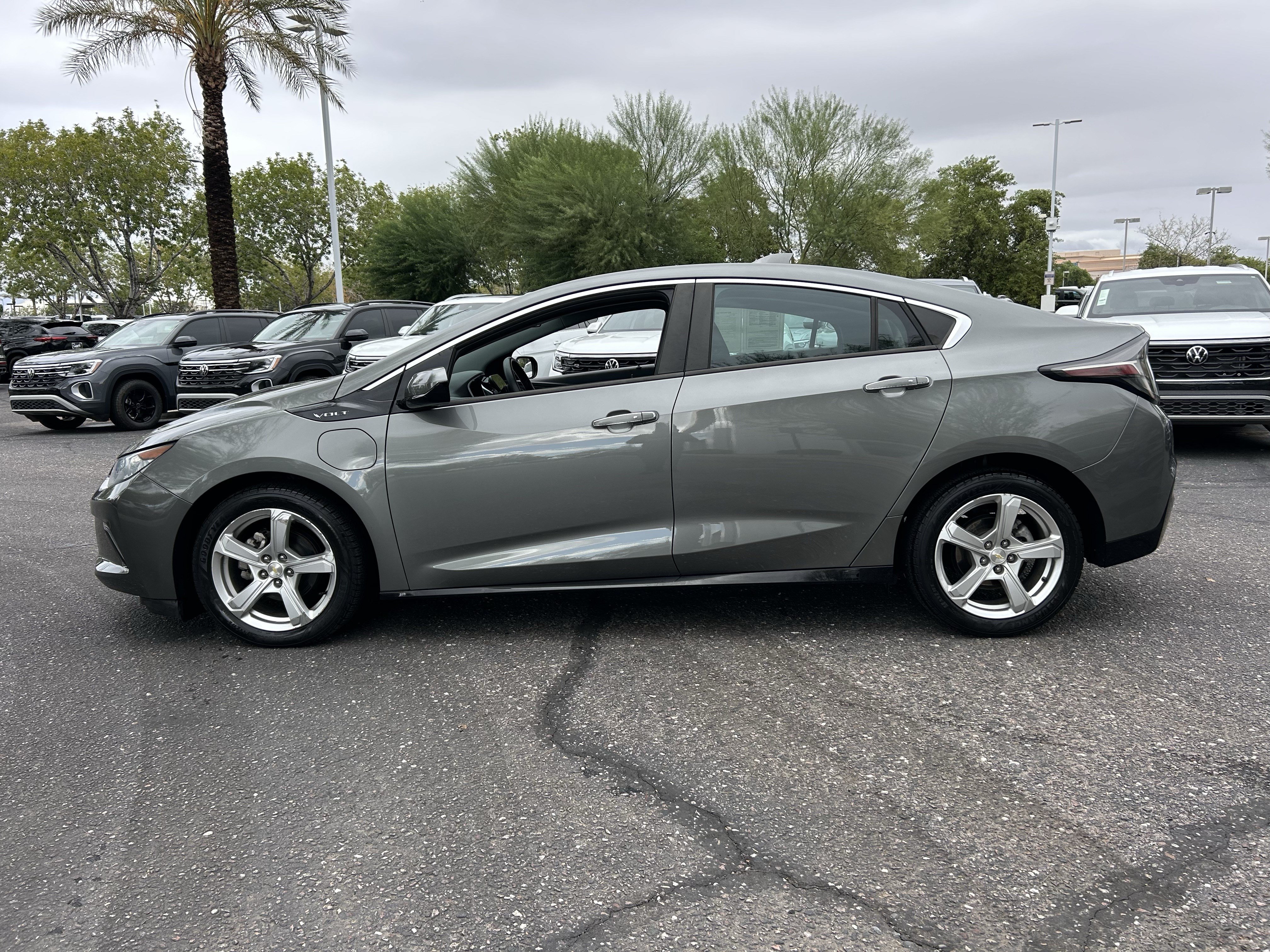 Used 2017 Chevrolet Volt LT w/ Comfort Package FWD image 2