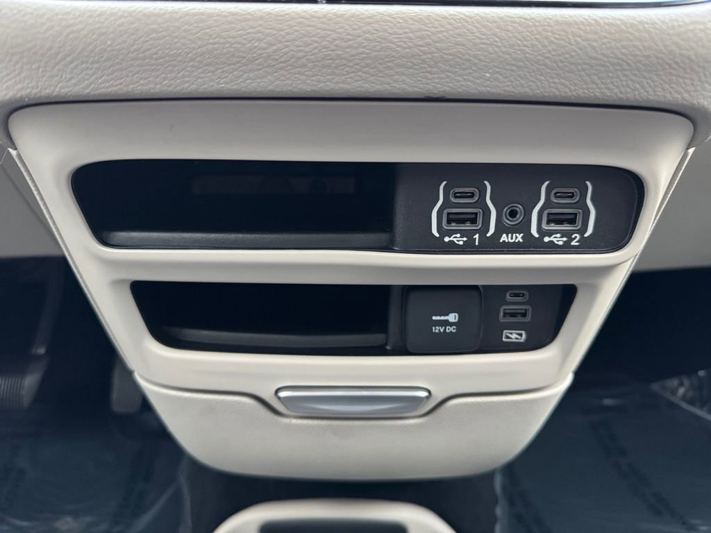 Used 2022 Chrysler Pacifica Touring-L image 30