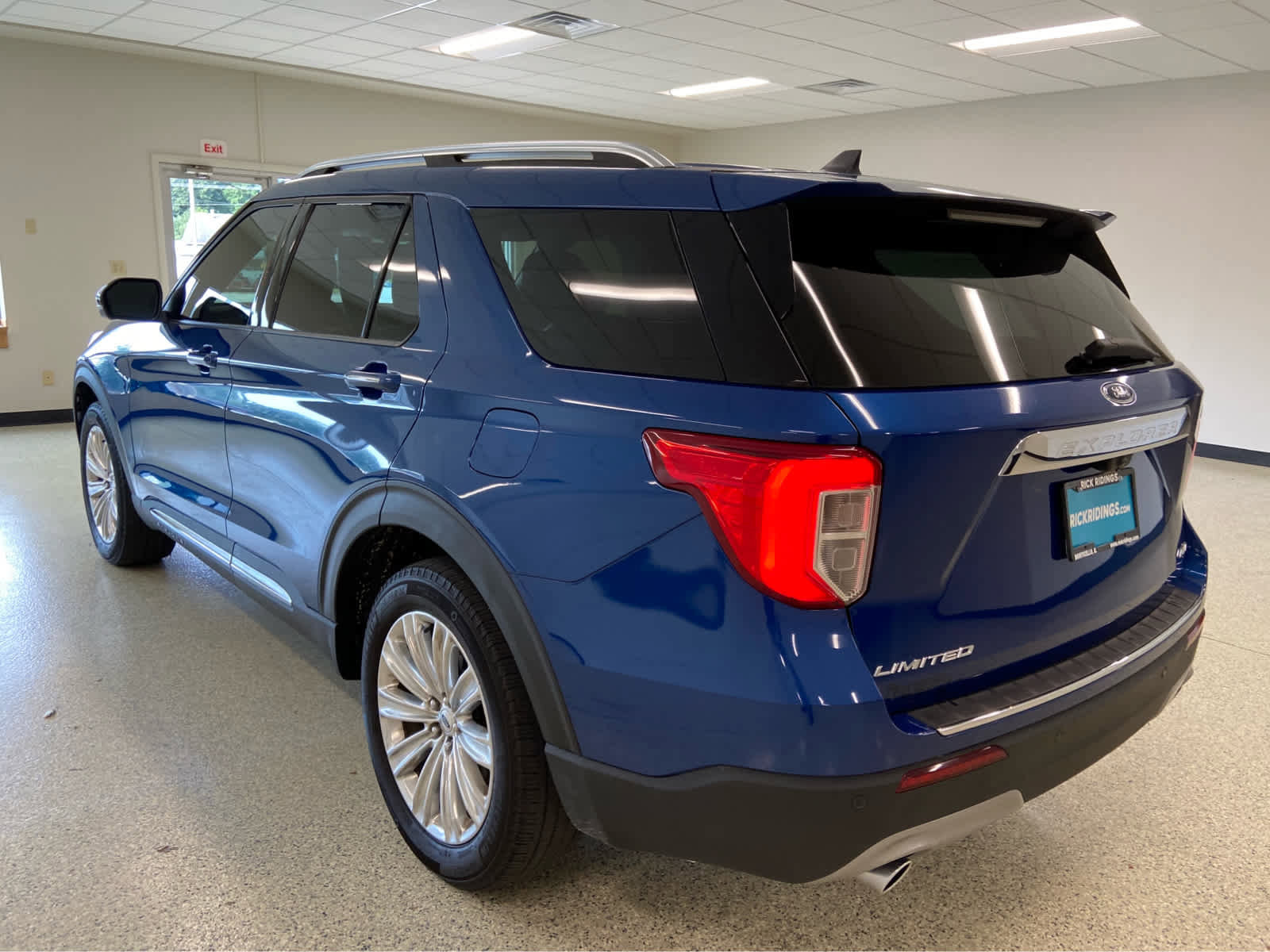 Used 2022 Ford Explorer Limited w/ Equipment Group 301A AWD/4WD image 14