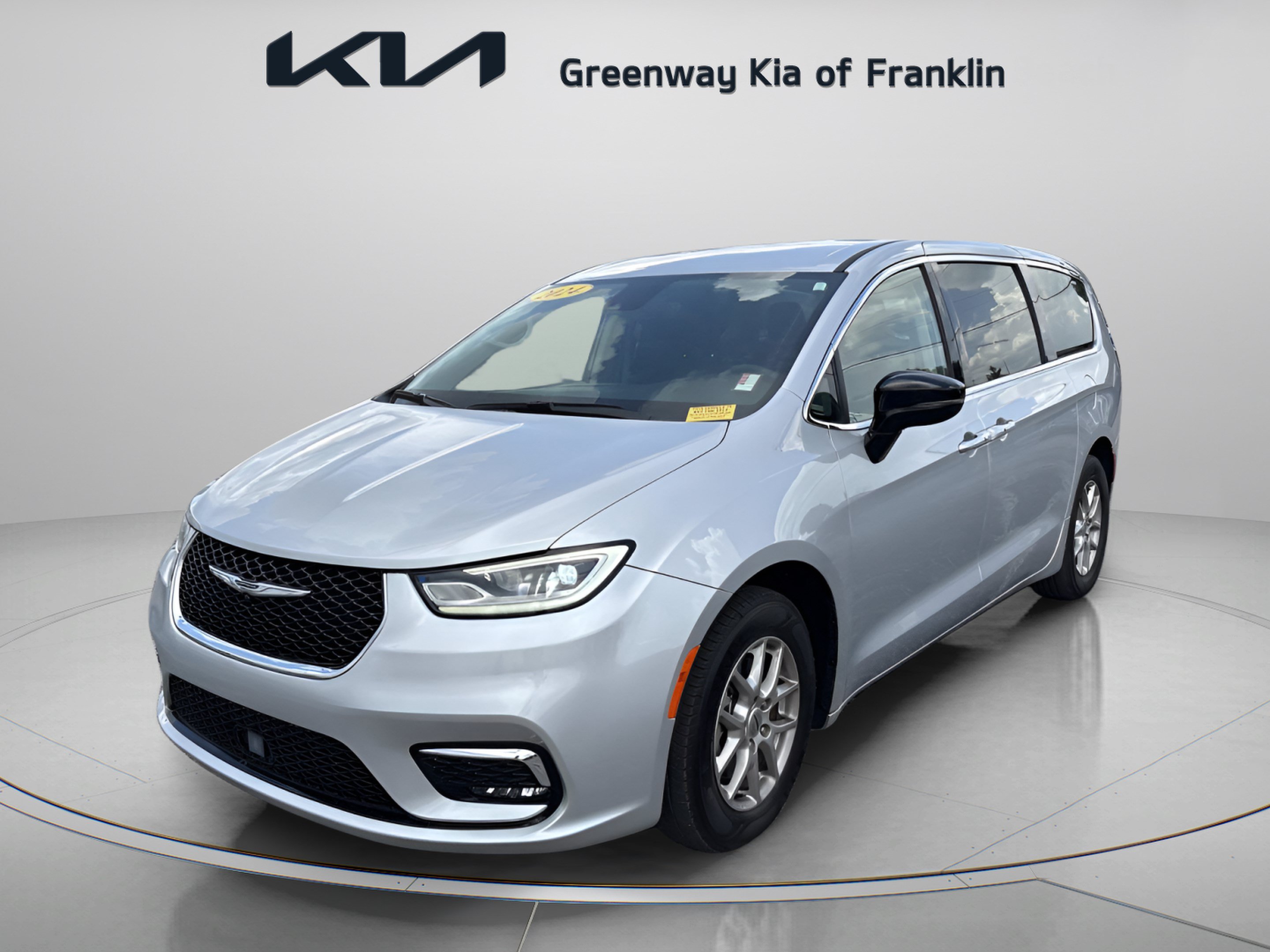 Used 2024 Chrysler Pacifica Touring-L FWD image 3