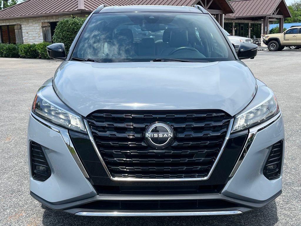 Used 2023 Nissan Kicks SR w/ SR Premium Package FWD image 3