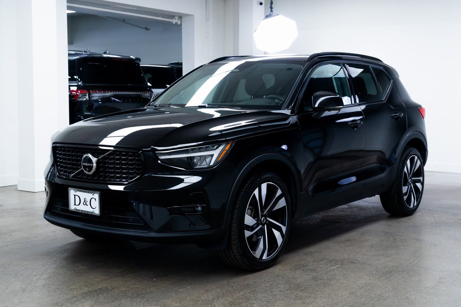 Used 2025 Volvo XC40 B5 Plus image 3