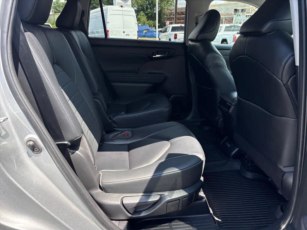 Used 2023 Toyota Highlander XLE FWD image 7