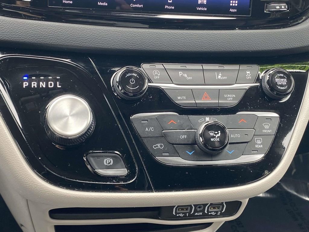 Used 2024 Chrysler Pacifica Touring-L image 27