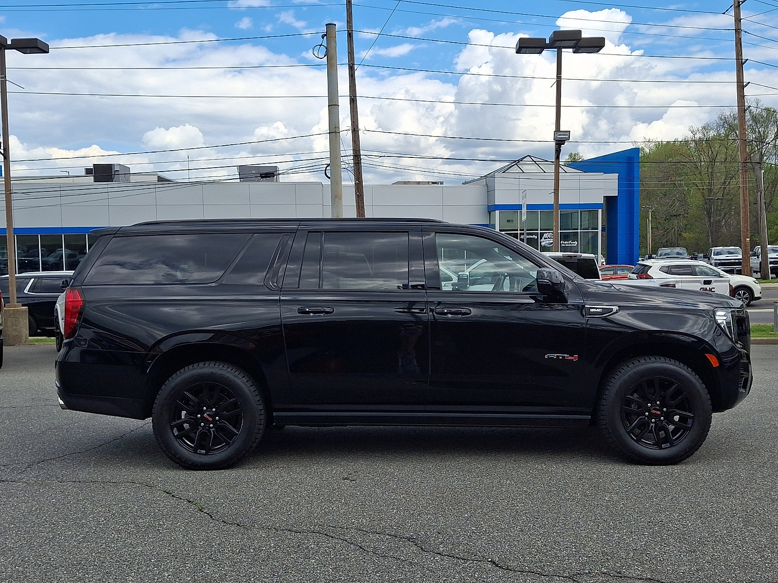 Used 2022 GMC Yukon XL AT4 image 7
