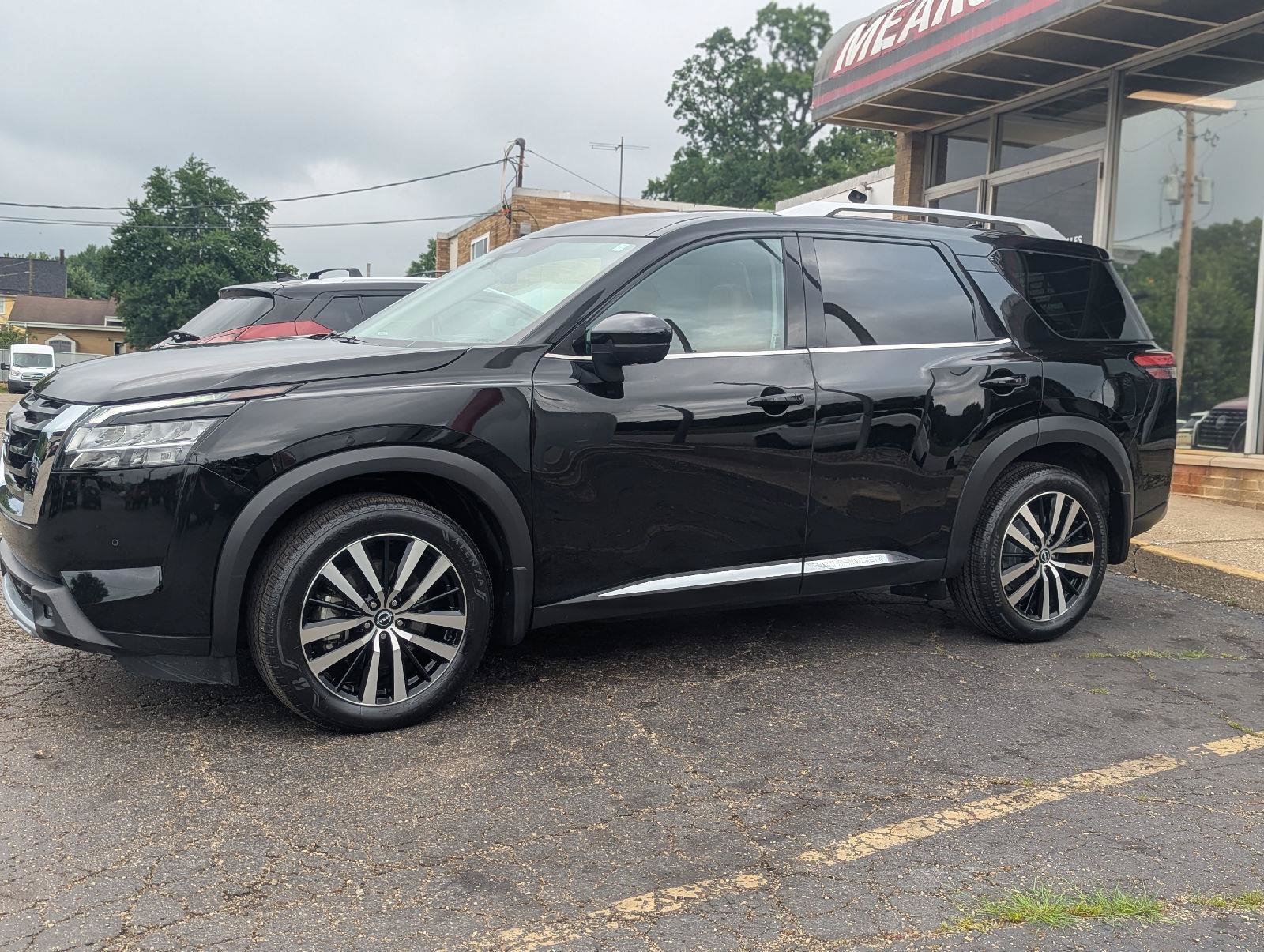 Used 2023 Nissan Pathfinder Platinum w/ Cargo Package AWD/4WD image 9