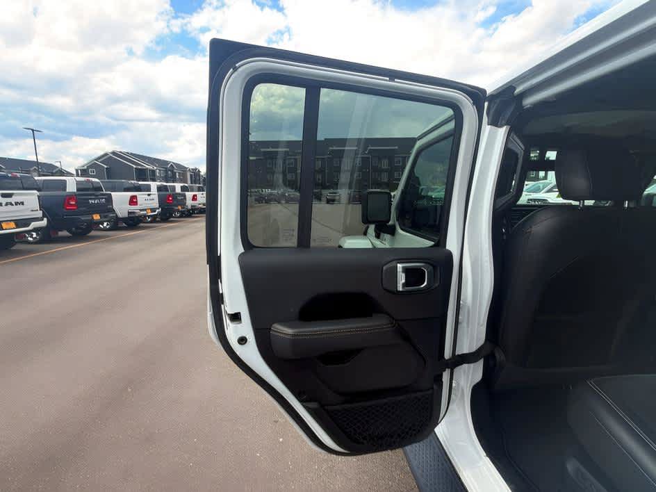 Used 2021 Jeep Wrangler Unlimited Sahara w/ Cold Weather Group AWD/4WD image 18