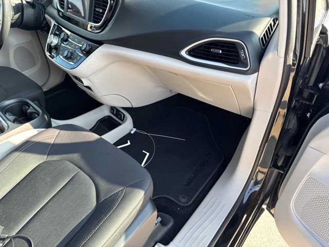 Used 2018 Chrysler Pacifica Touring Plus w/ Tire & Wheel Group FWD image 16