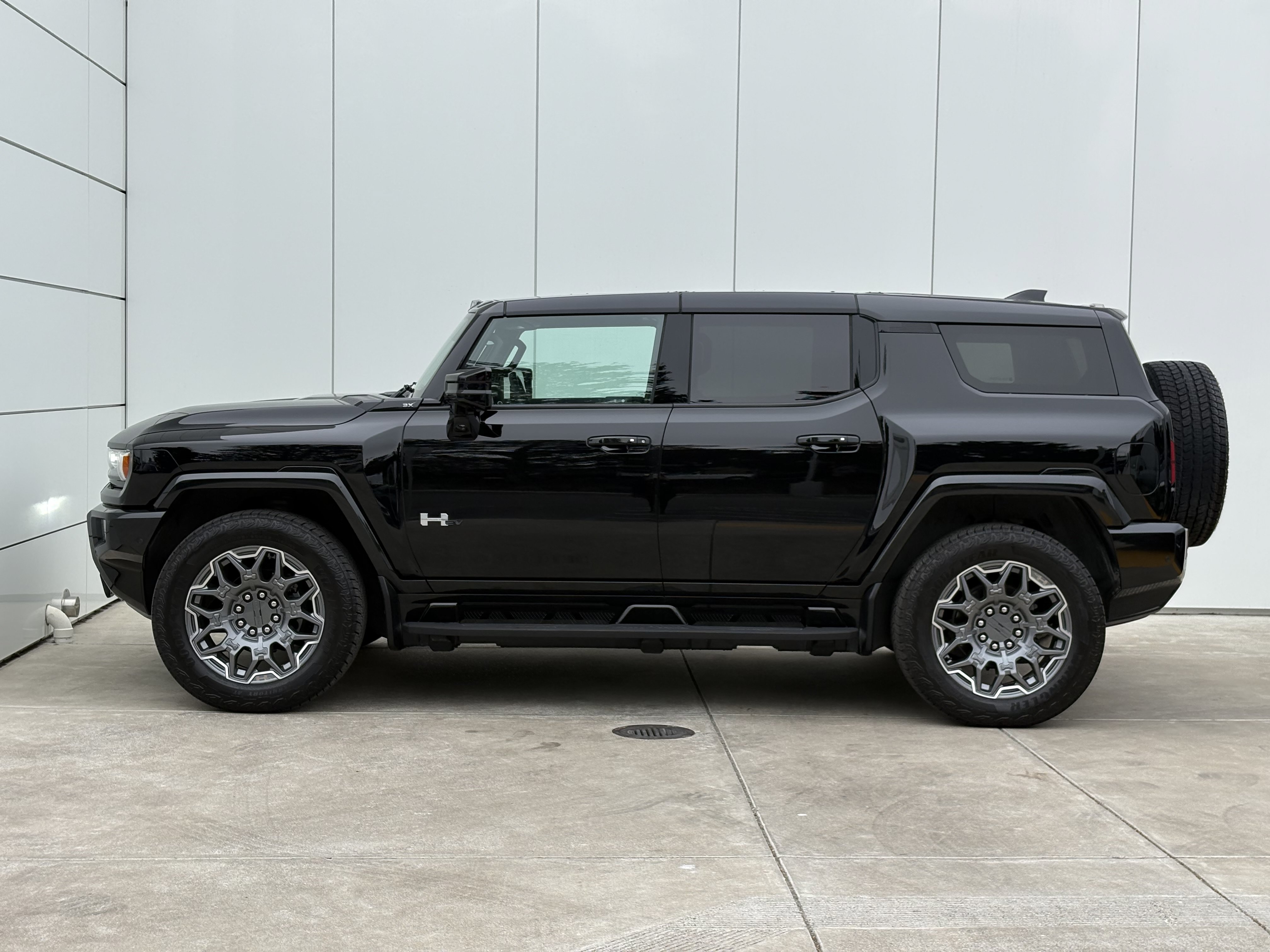Used 2025 GMC Hummer EV 3X w/ LPO, Cargo Utility Package AWD/4WD image 4