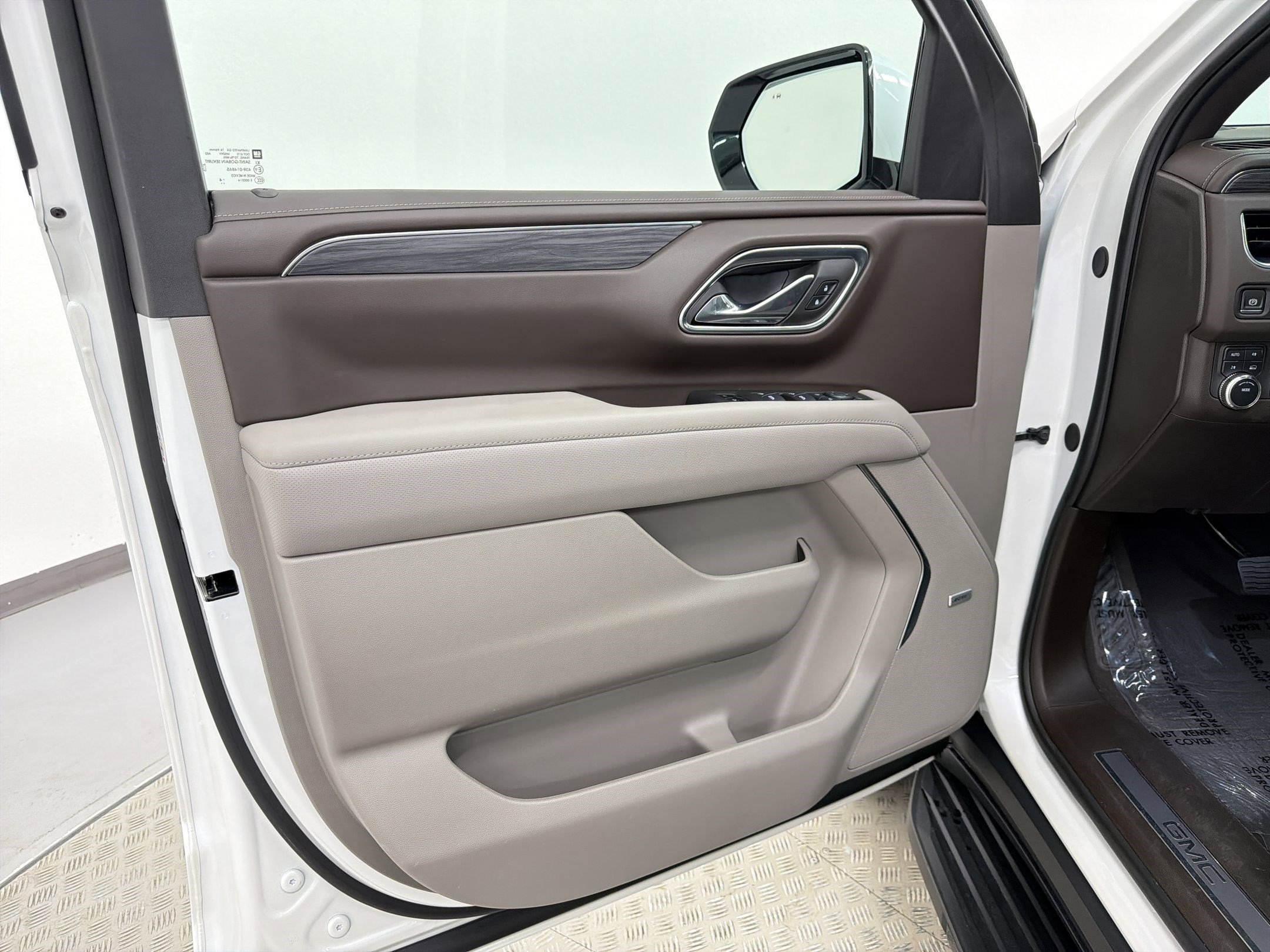 Used 2024 GMC Yukon XL SLT w/ SLT Premium Package AWD/4WD image 22