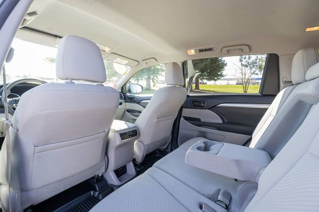 Used 2018 Toyota Highlander LE AWD/4WD image 13