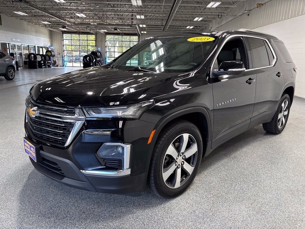 Used 2023 Chevrolet Traverse LT w/ LT Premium Package AWD/4WD image 3