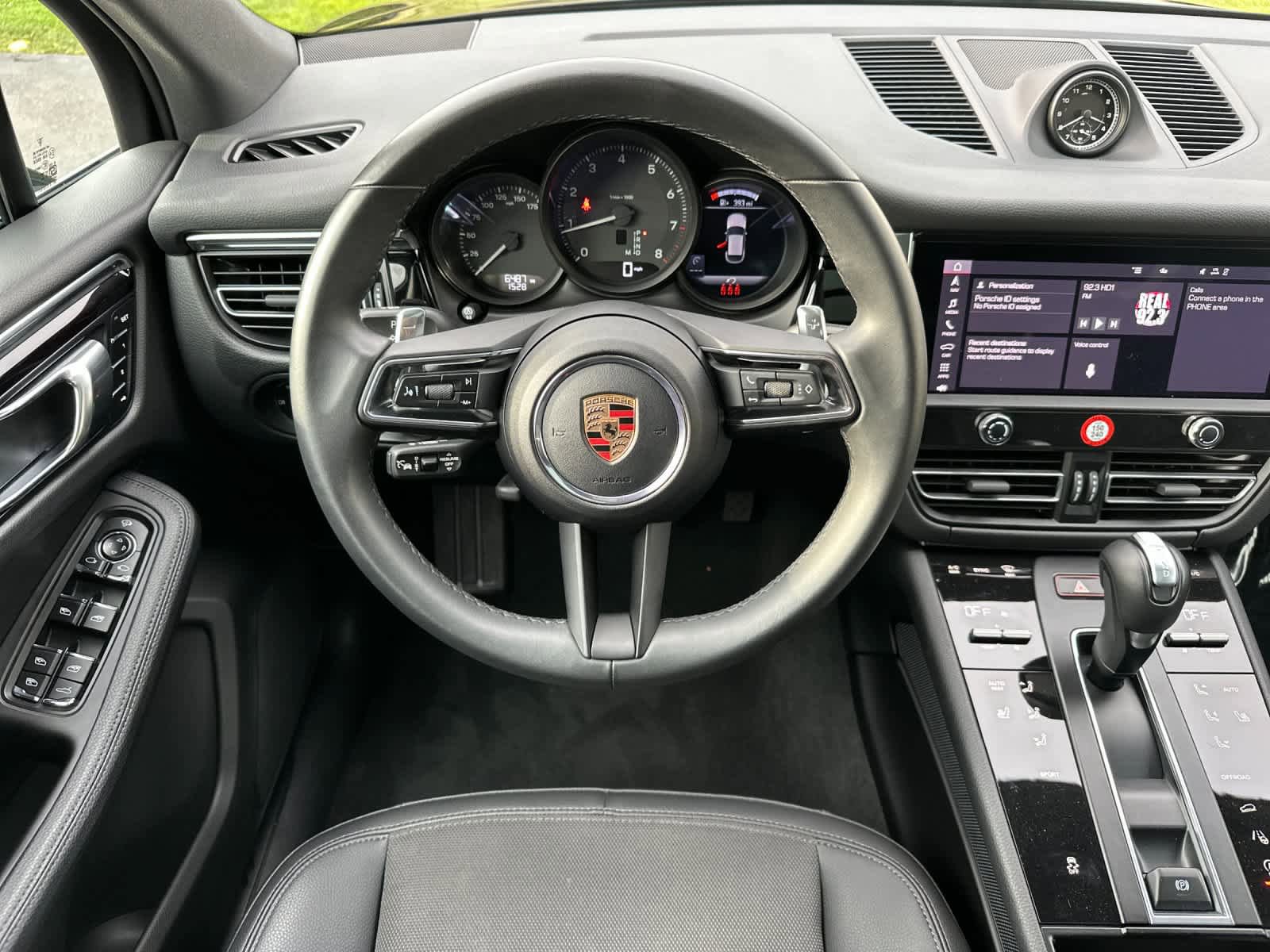 Certified 2025 Porsche Macan AWD/4WD image 15