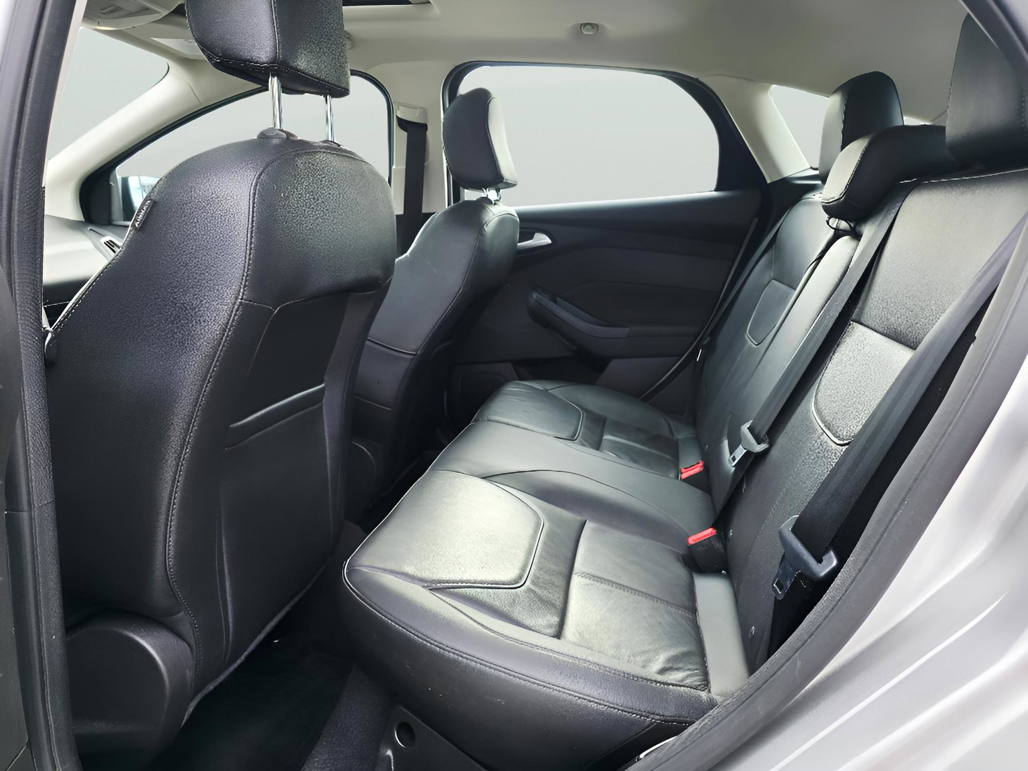 Used 2017 Ford Focus Titanium w/ Titanium Technology Package FWD image 10