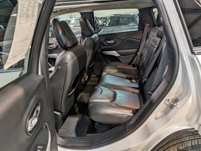 Used 2017 Jeep Cherokee Overland w/ Technology Group image 25