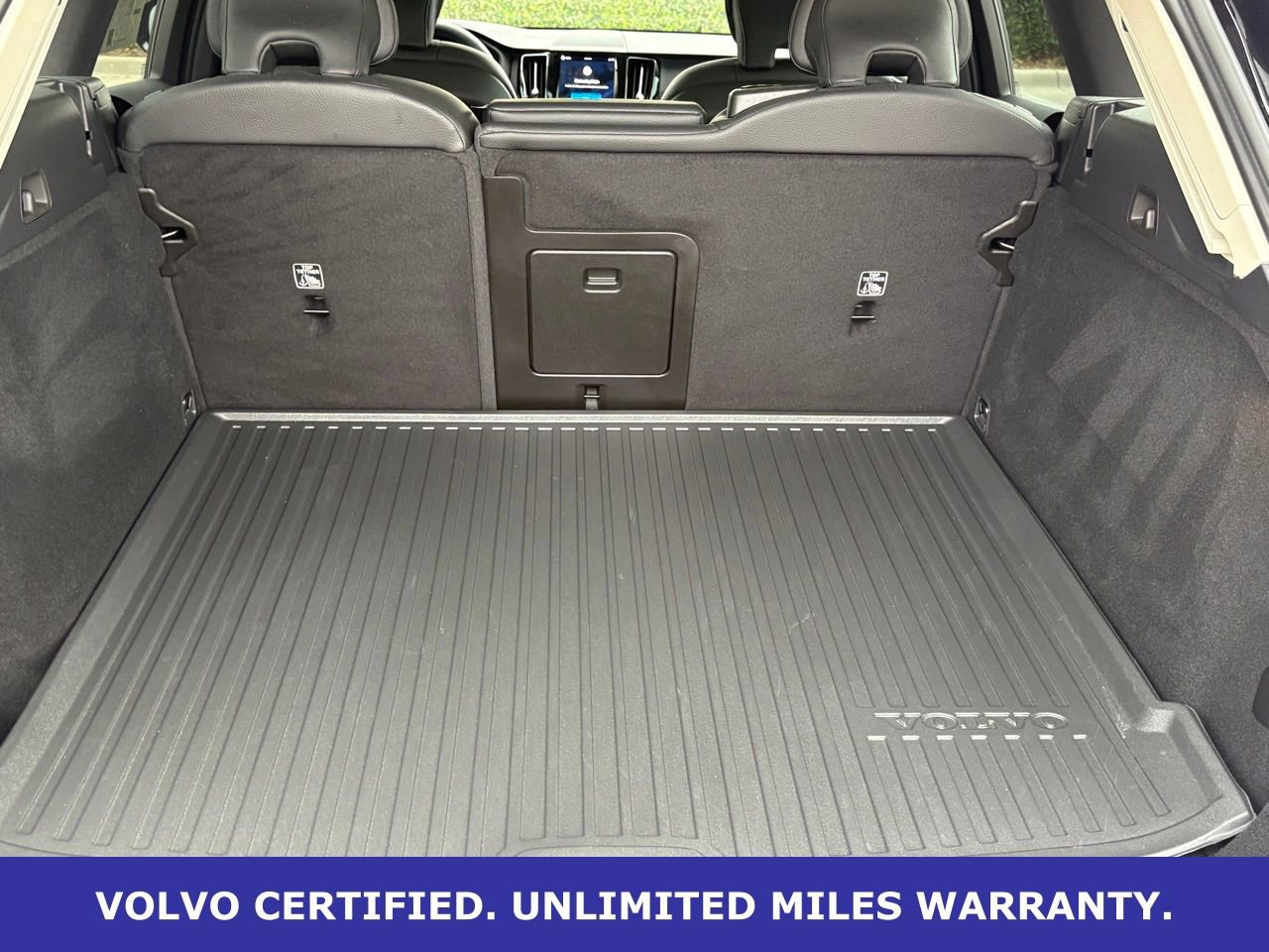 Certified 2024 Volvo XC60 B5 Plus w/ Protection Package Premier AWD/4WD image 38