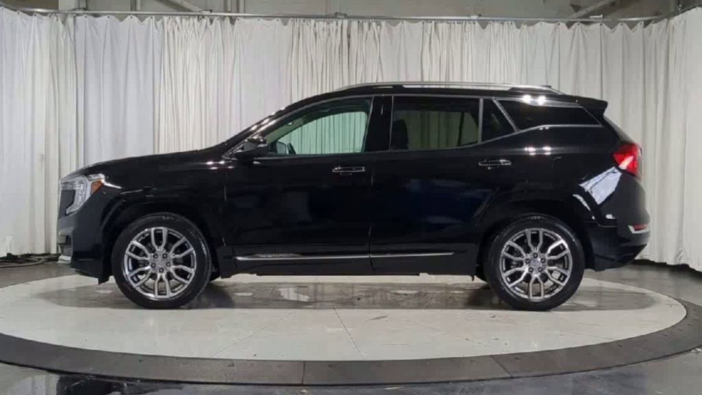Used 2024 GMC Terrain Denali w/ Denali Premium Package AWD/4WD image 5