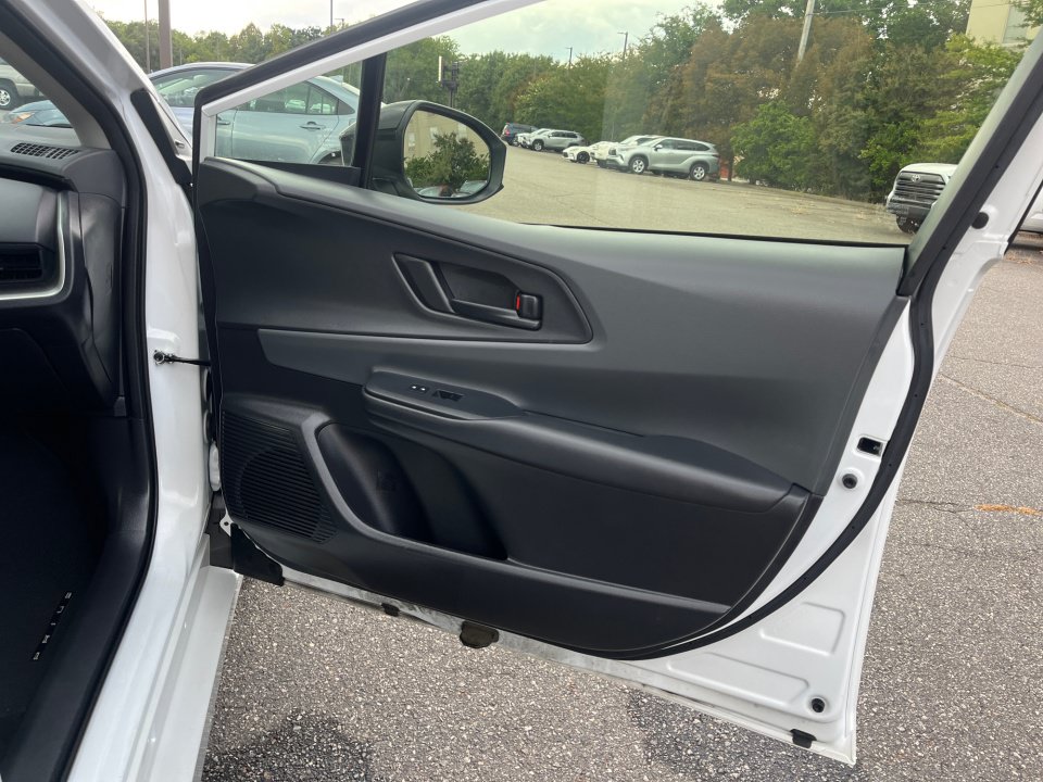 Used 2025 Toyota Prius LE FWD image 30