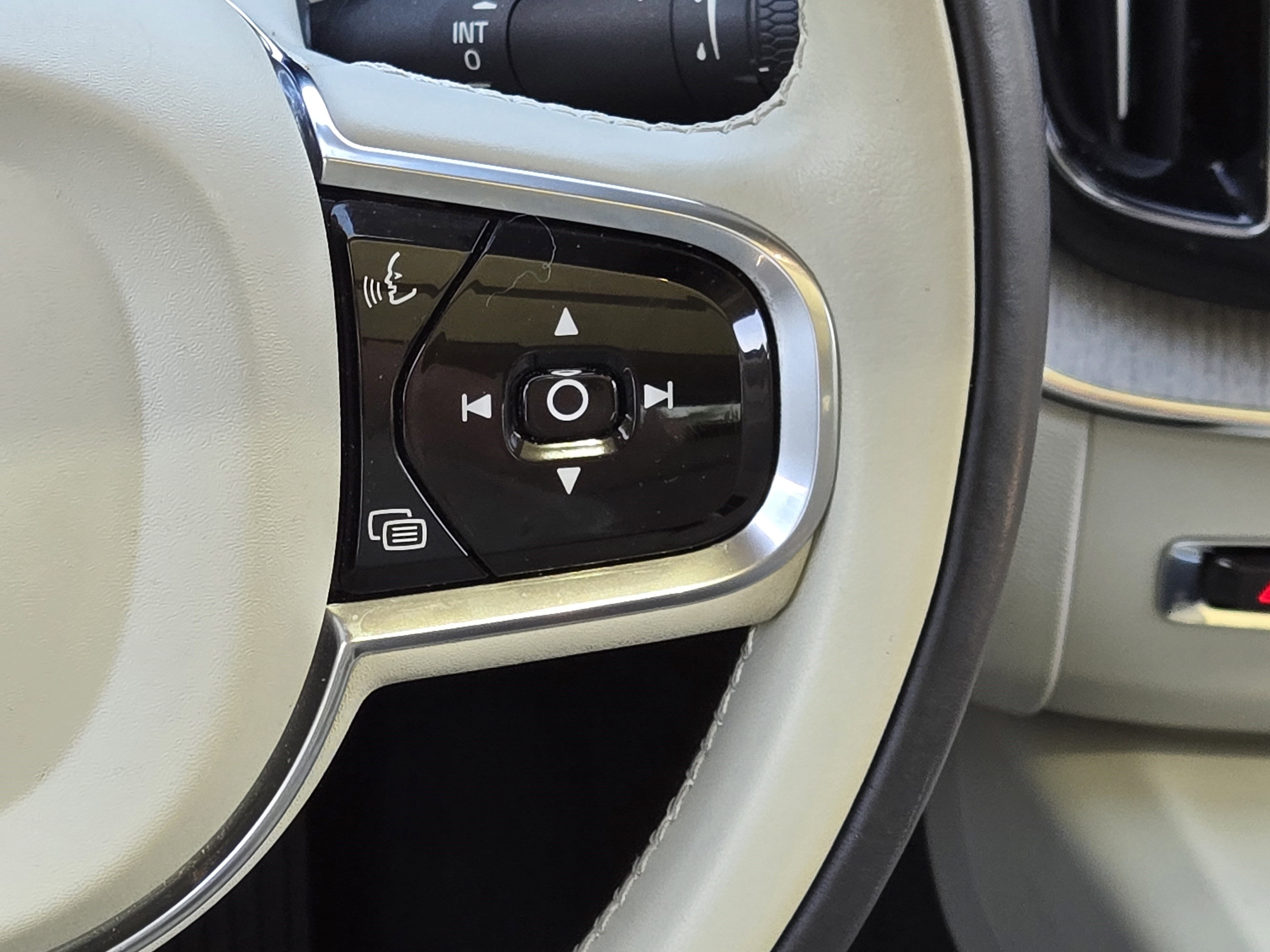 Used 2019 Volvo XC60 T5 Inscription image 27