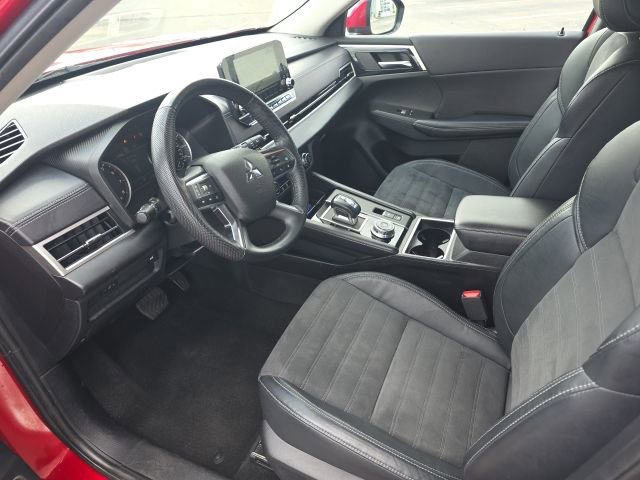 Used 2023 Mitsubishi Outlander SE image 7