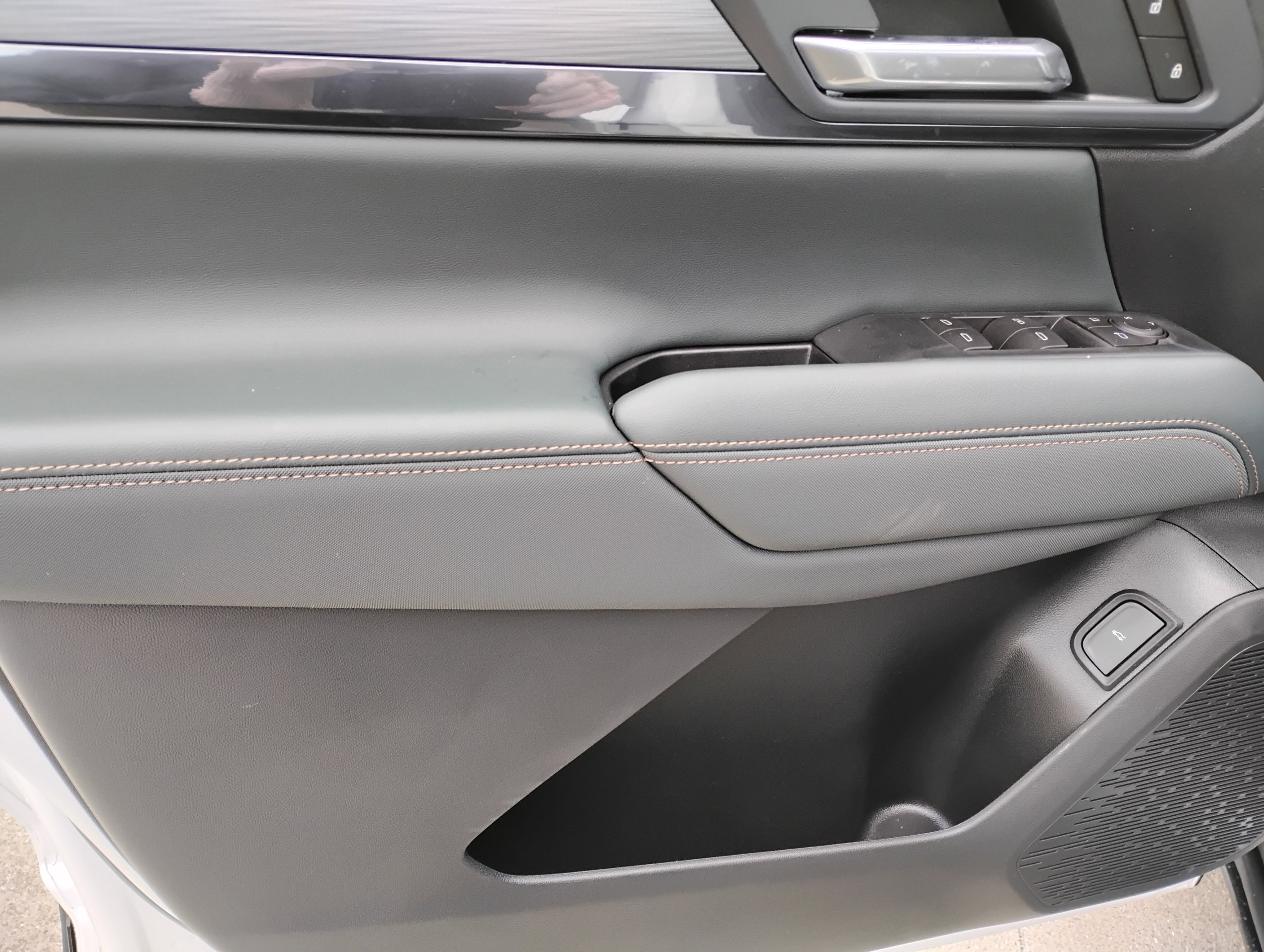 New 2026 GMC Terrain AT4 w/ LPO, Black Badging Package image 15