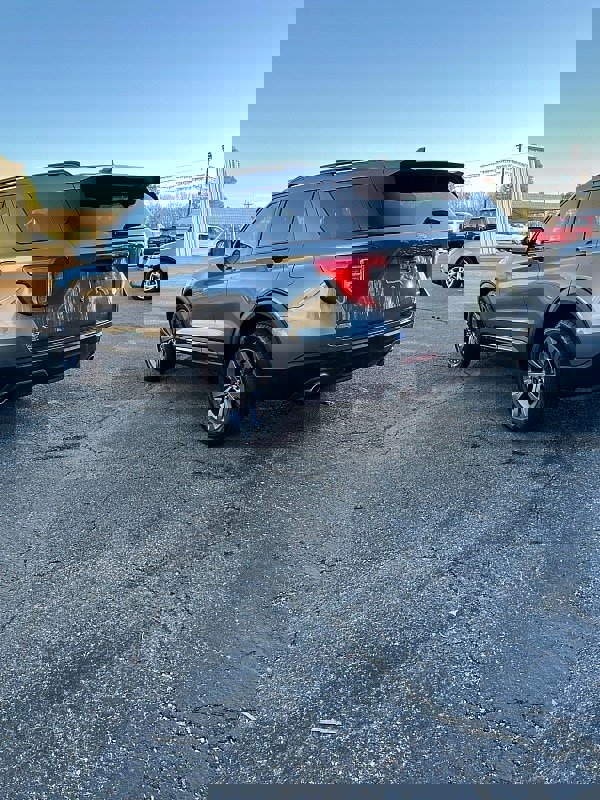 Used 2022 Ford Explorer XLT w/ Equipment Group 202A image 5