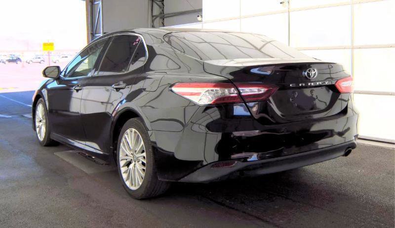 Used 2018 Toyota Camry XLE image 2