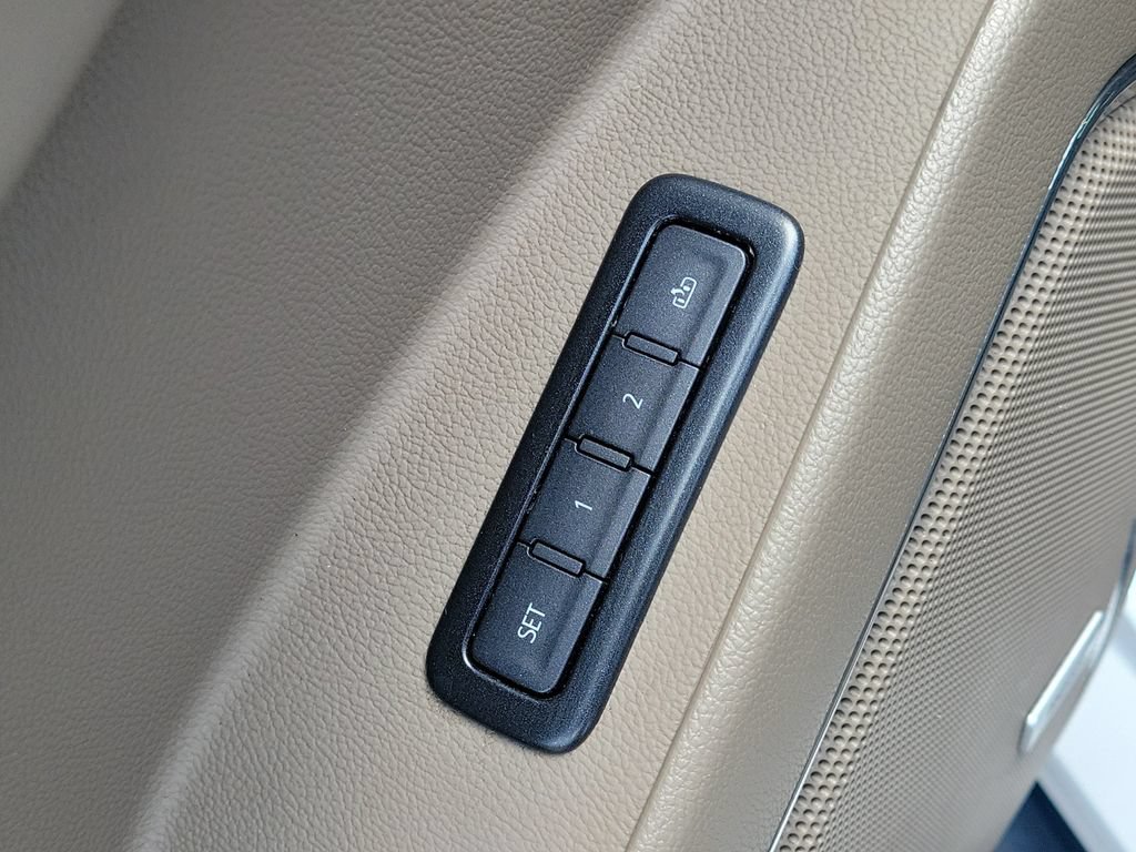 Used 2020 GMC Yukon SLT w/ Premium Edition RWD image 21