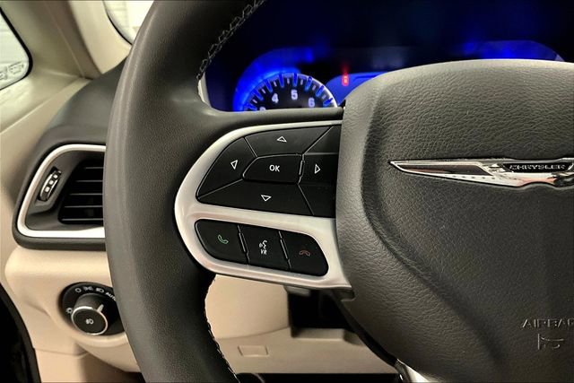 Used 2024 Chrysler Pacifica Touring-L image 25