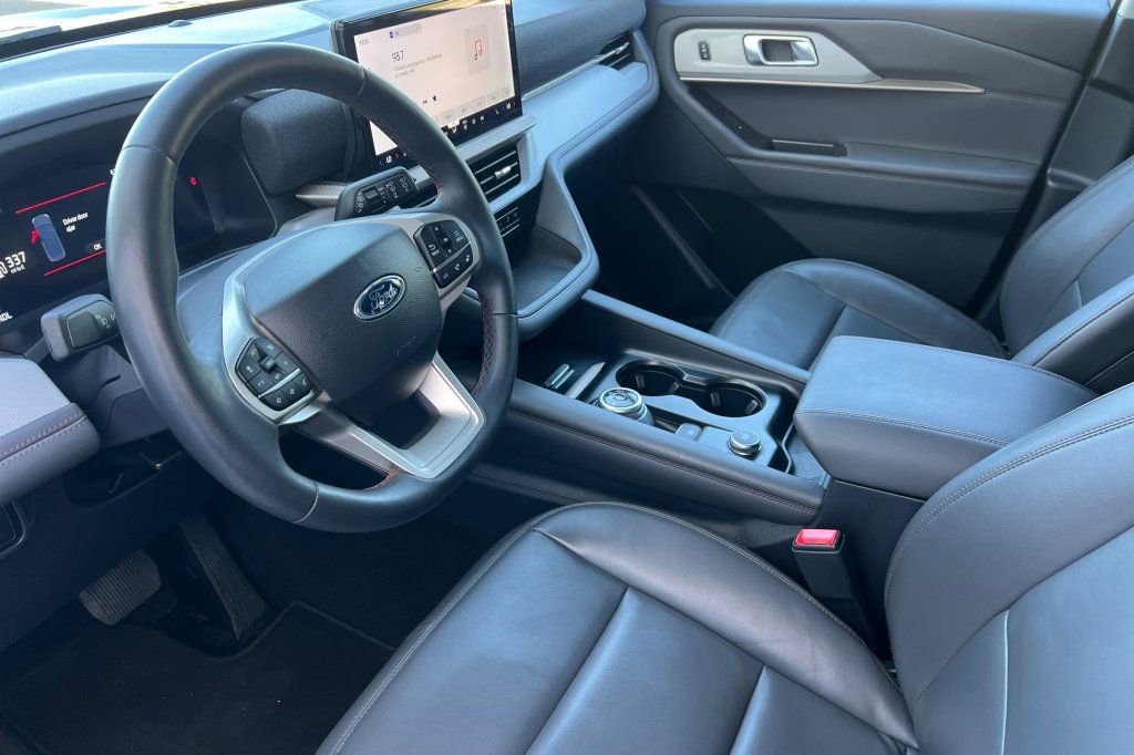 Used 2025 Ford Explorer Active AWD/4WD image 7