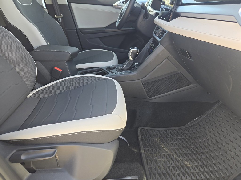 Used 2025 Volkswagen Taos SE image 15