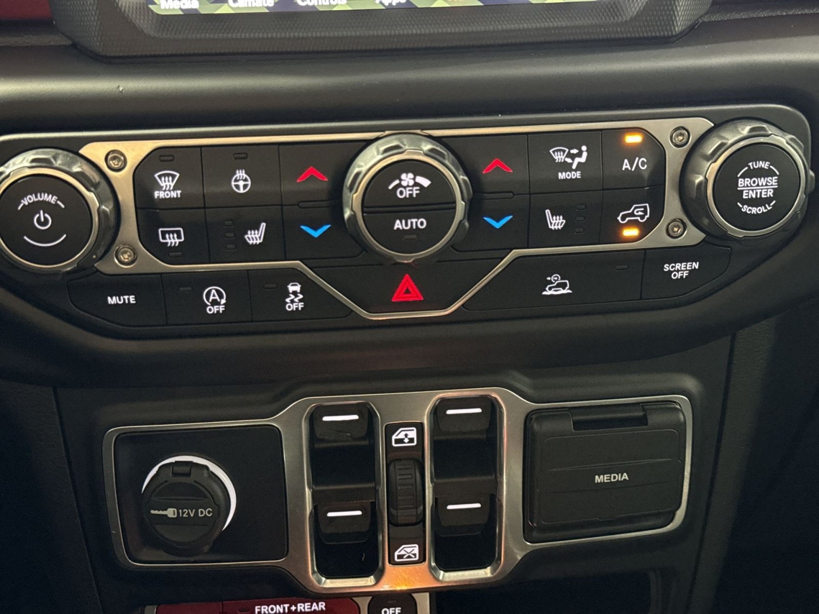 Used 2022 Jeep Wrangler Unlimited Rubicon w/ Cold Weather Group AWD/4WD image 24