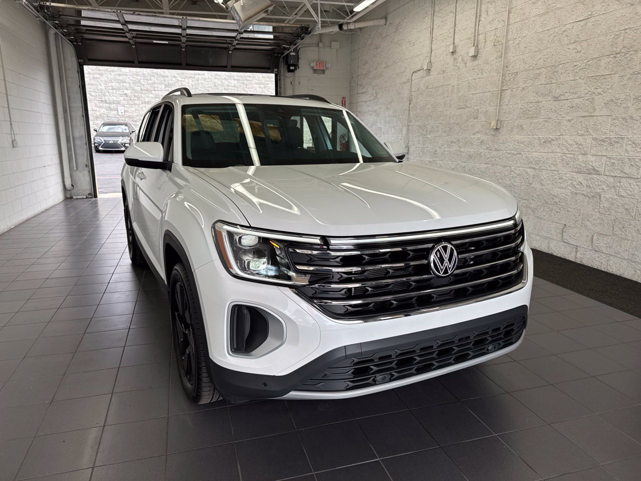 Used 2026 Volkswagen Atlas SE FWD image 2