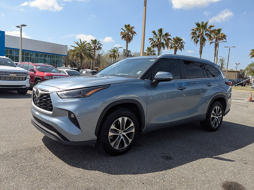 Used 2023 Toyota Highlander XLE FWD image 7