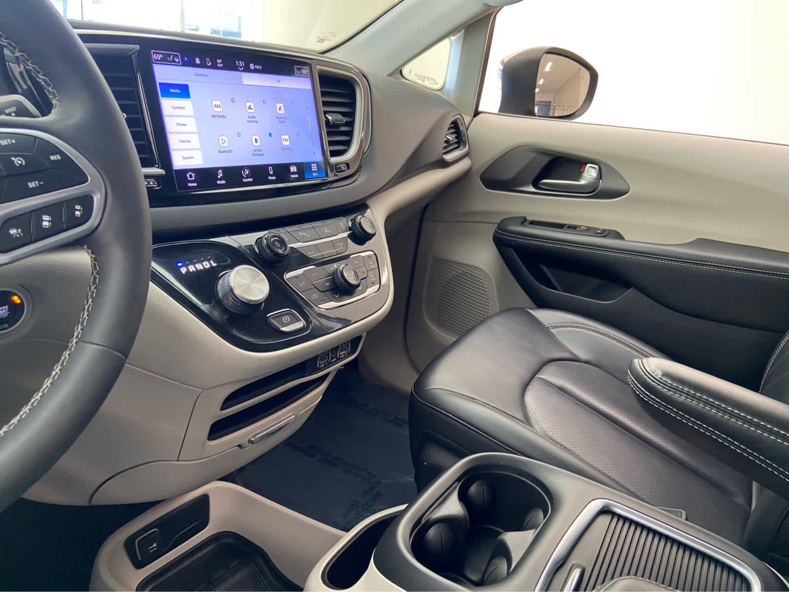 Used 2023 Chrysler Pacifica Touring-L image 34