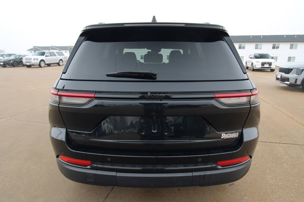 Used 2024 Jeep Grand Cherokee Altitude image 13