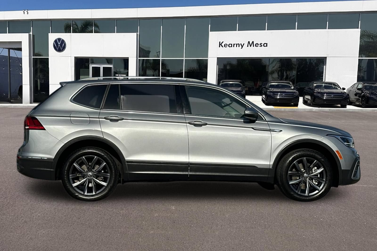 Used 2023 Volkswagen Tiguan SE FWD image 3