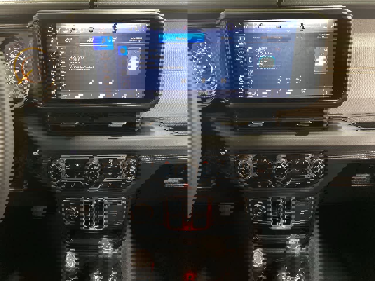 Used 2025 Jeep Wrangler Sahara image 24