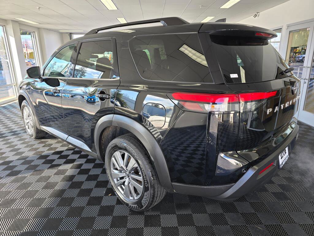 Used 2025 Nissan Pathfinder SV image 6